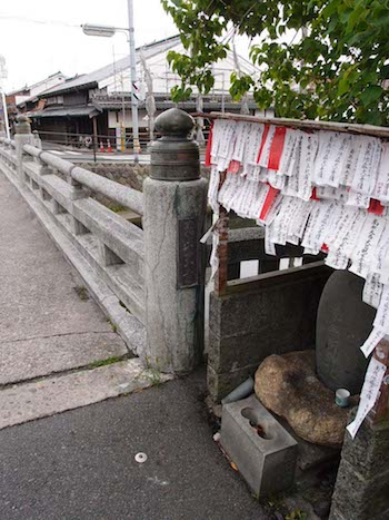 「橋番地蔵」と京橋の親柱