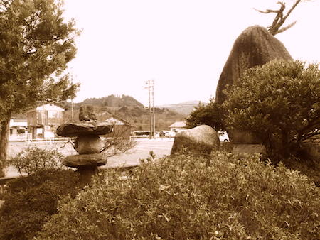 碑から富田城を望む