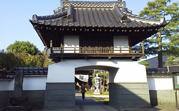 本教寺の門