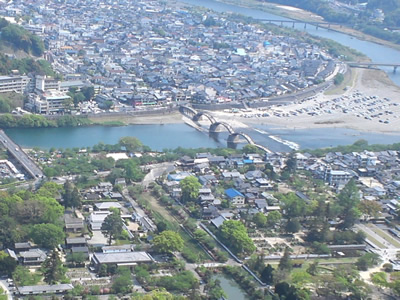 山上からの風景。中央に見える錦帯橋