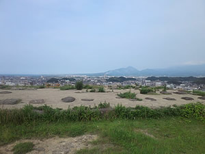 大天守台の礎石と町並み、遠景に山と海